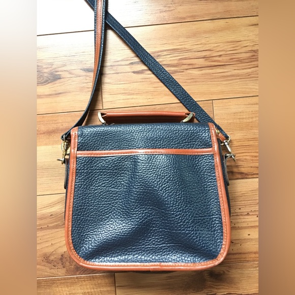 Dooney and Bourke purse in near perfect condition! - Picture 4 of 10